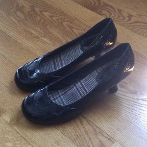 Maurice’s black patent dress shoe with 1 1/2” heel.